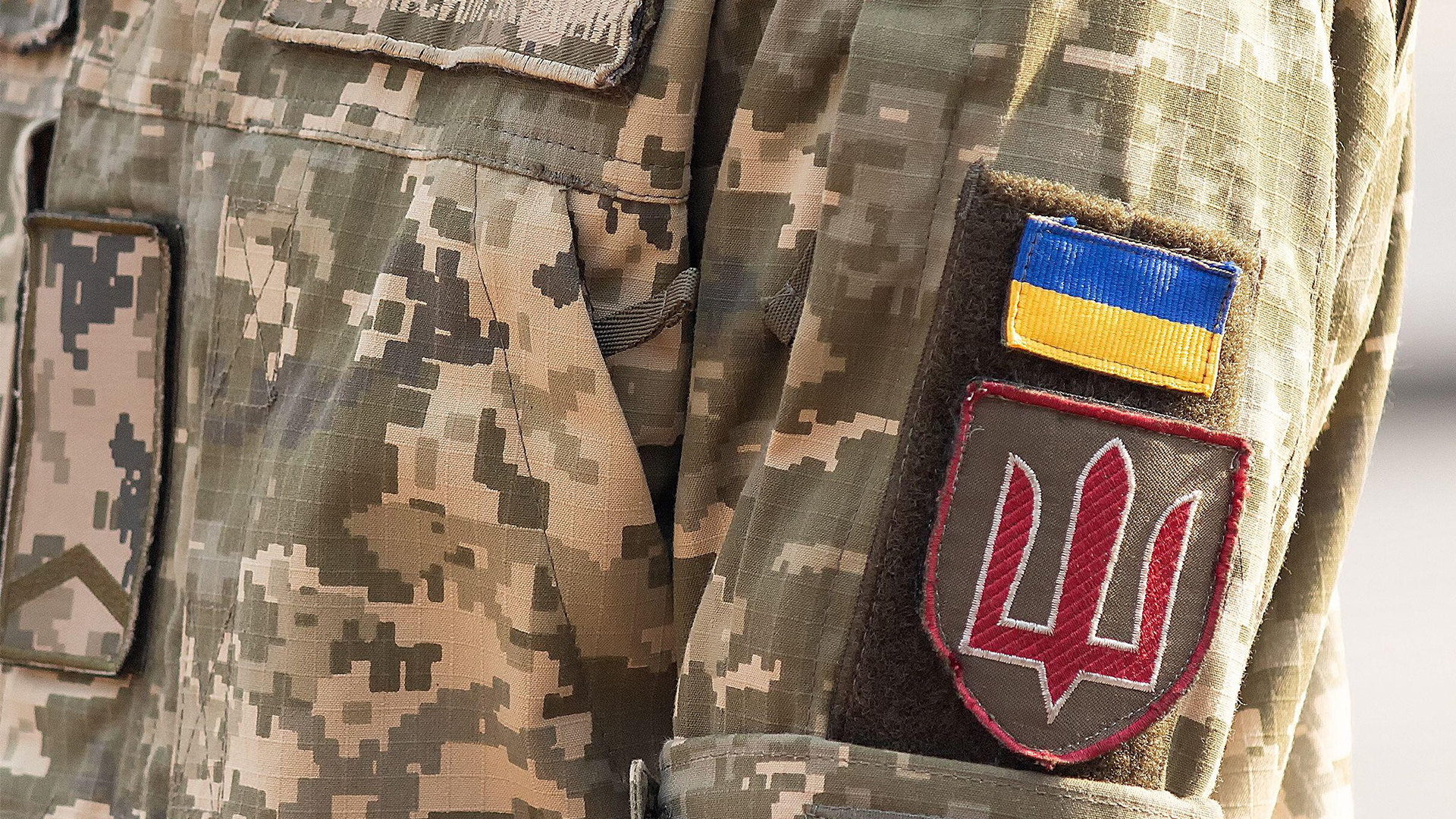 This starshyi soldat - the rough equivalent of a US private first class - is wearing a common version of the MM-14 pixel pattern combat uniform