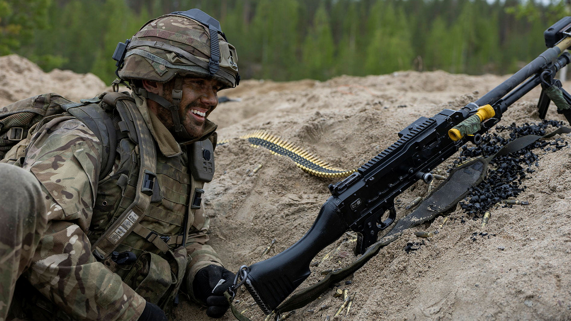 All personnel, like this GPMG gunner from 3 Para, are to benefit from a 3.6% pay rise - a figure hailed by the Chief of the Defence Staff (Picture: MOD)