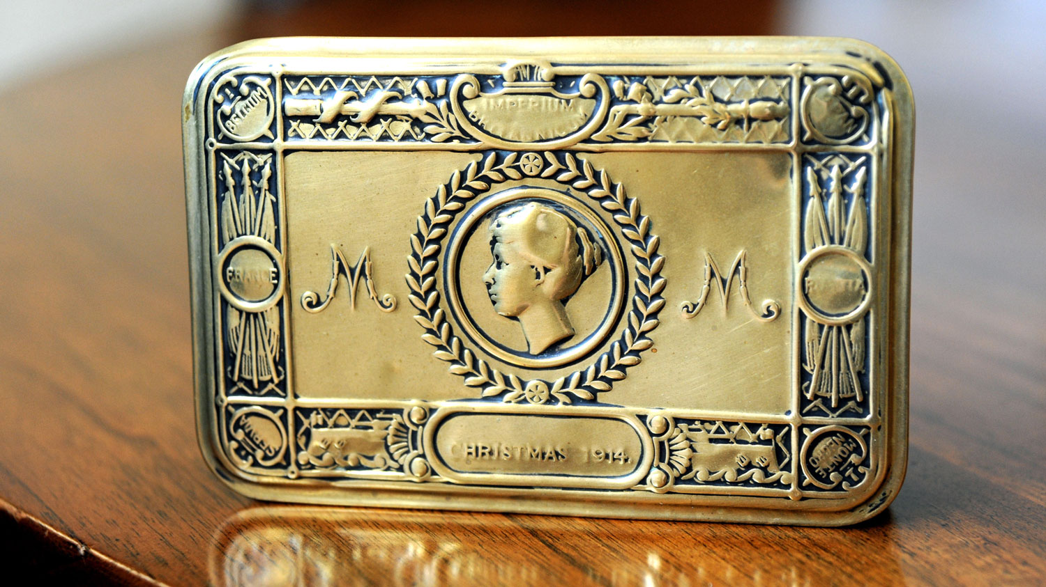 Brass tin gift Princess Mary Britain's Armed Forces Christmas 1914 Cigarettes Tobacco SFW E55114 Picture Simon Dack Alamy Stock Photo