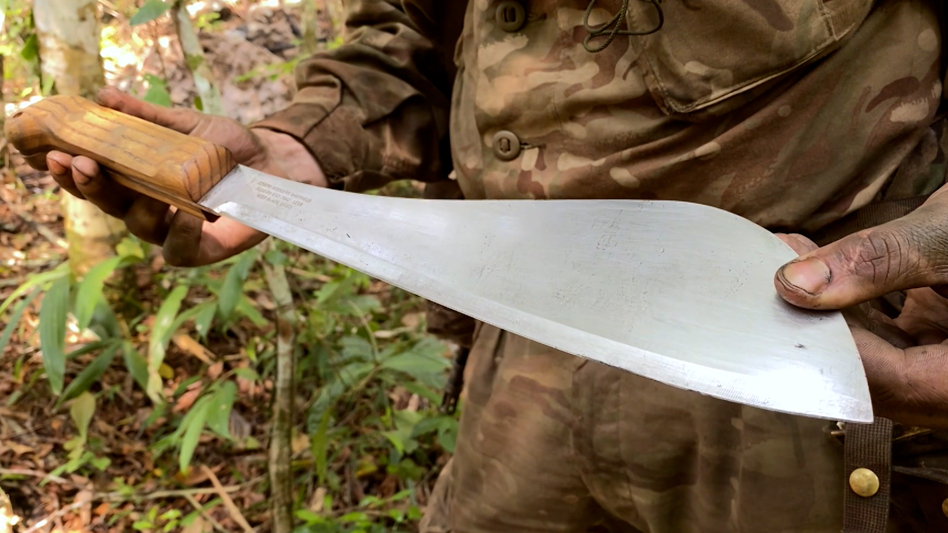 British army soldier in Belize jungle displays his Parang Golok Machete 20062023 CREDIT BFBS.jpg