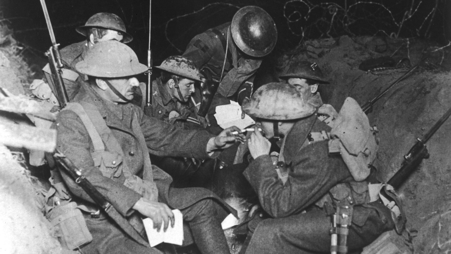 British troops resting lighting cigarette Somme Western Front France First World War 1917 SFW DR9G7Y Picture Chronicle Alamy Stock Photo.jpg