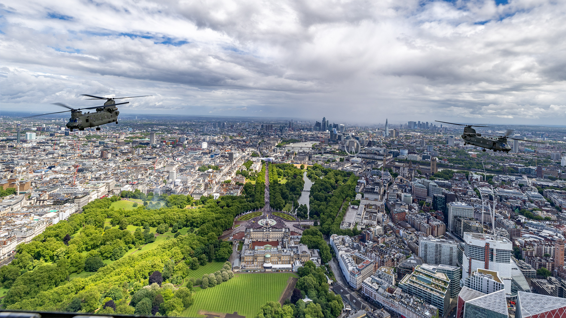 Chinook helicopters from No. 7 Squadron of RAF Odiham led the formation above the Mall in central London CREDIT RAF 150624