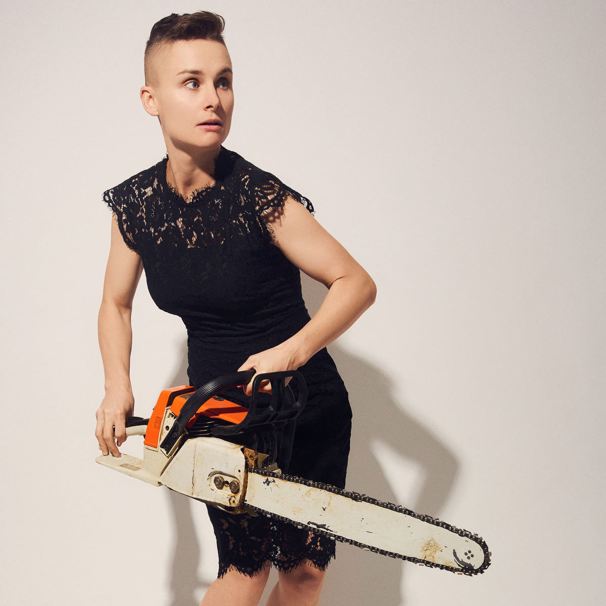 Comedian-and-military-spouse-Ashley-Gutermuth-holding-a-chainsaw-CREDIT-Jack-Saady-Photography