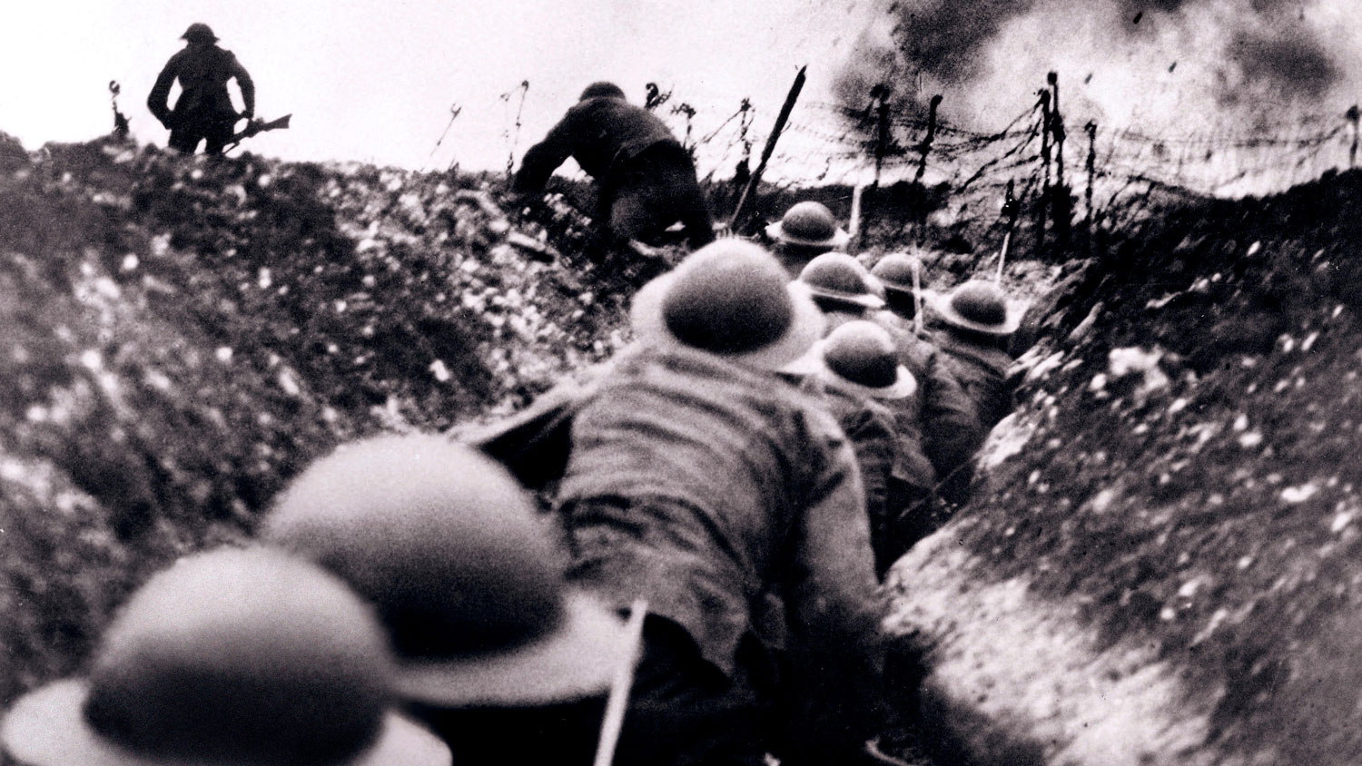 Image ID MYR6F5 WW1 British soldiers go over the top of the trenches during the Battle Of The Somme in 1916 CREDIT Shawshots Alamy Stock Photo EXP 04112023