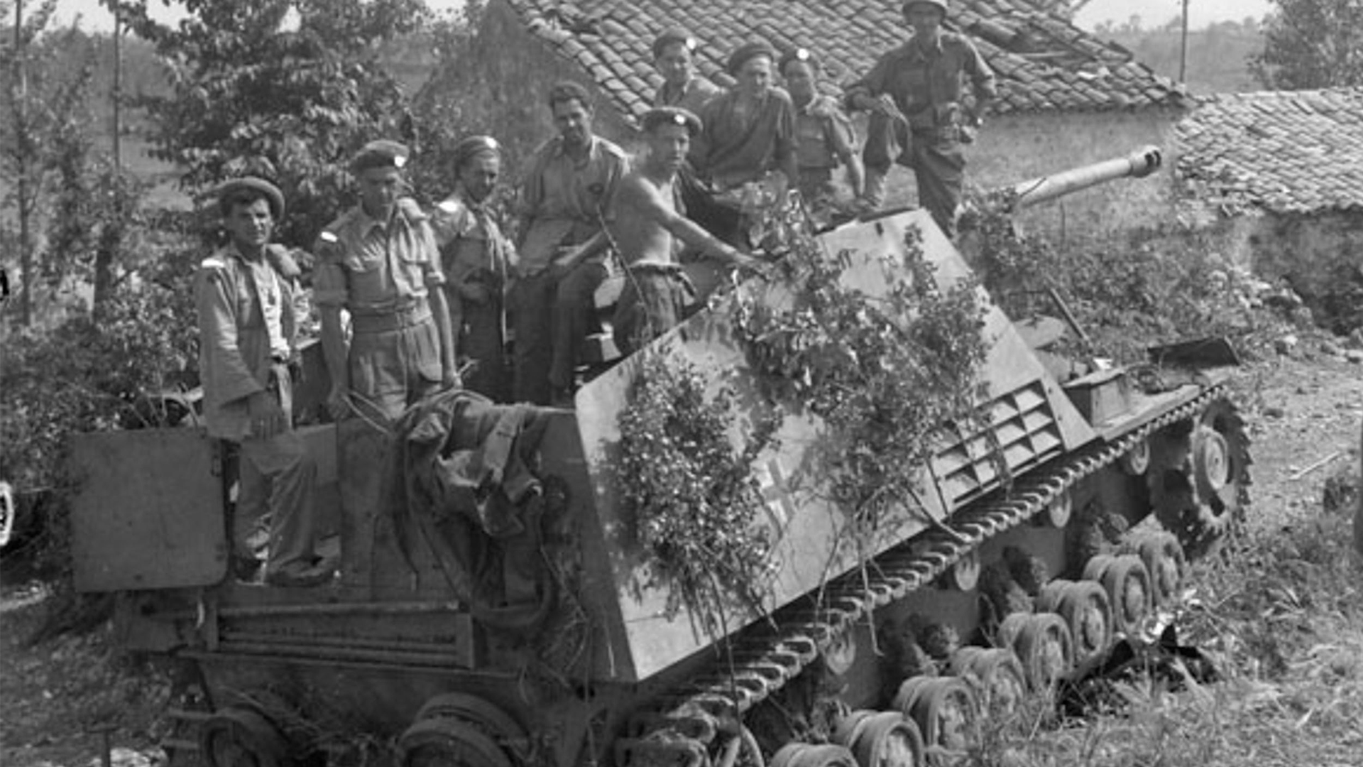 Soldiers from 5th Canadian Armoured Brigade examine a Nashorn that was knocked out by a PIAT near Pontecorvo in Italy on 26 May 1944
