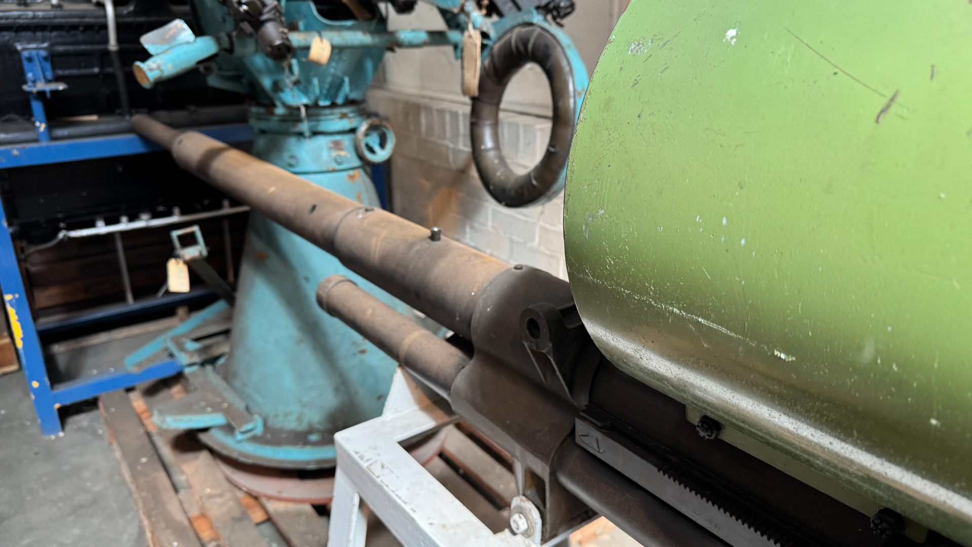 This particular Vickers S can be seen at the RAF Museum Midlands in Cosford - the light green drum is the 15-round magazine