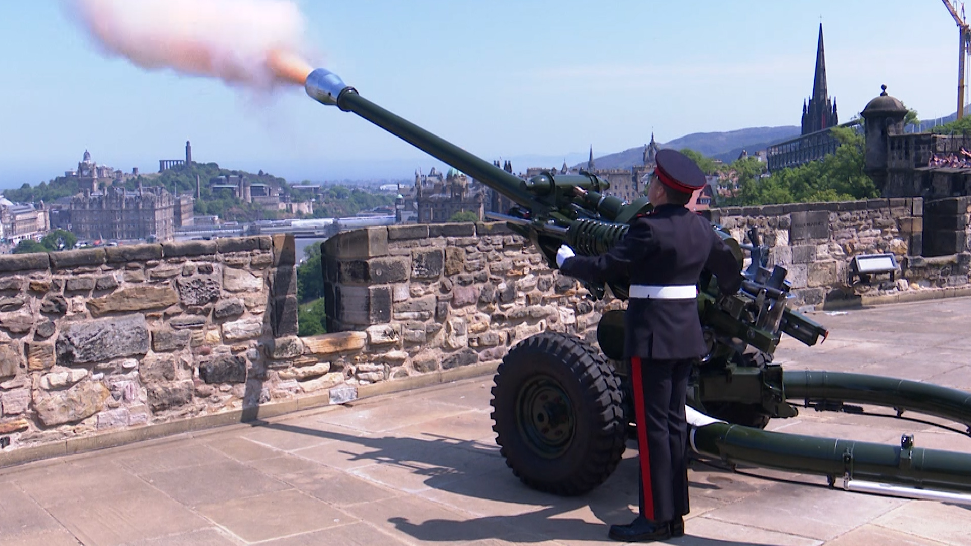 Sergeant Dave Beveridge, the District Gunner at Edinburgh Castle, firing the One o'clock Gun