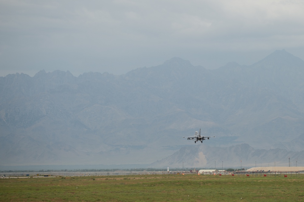 A US Air Force F-16 lands at Bagram airbase in Afghanistan