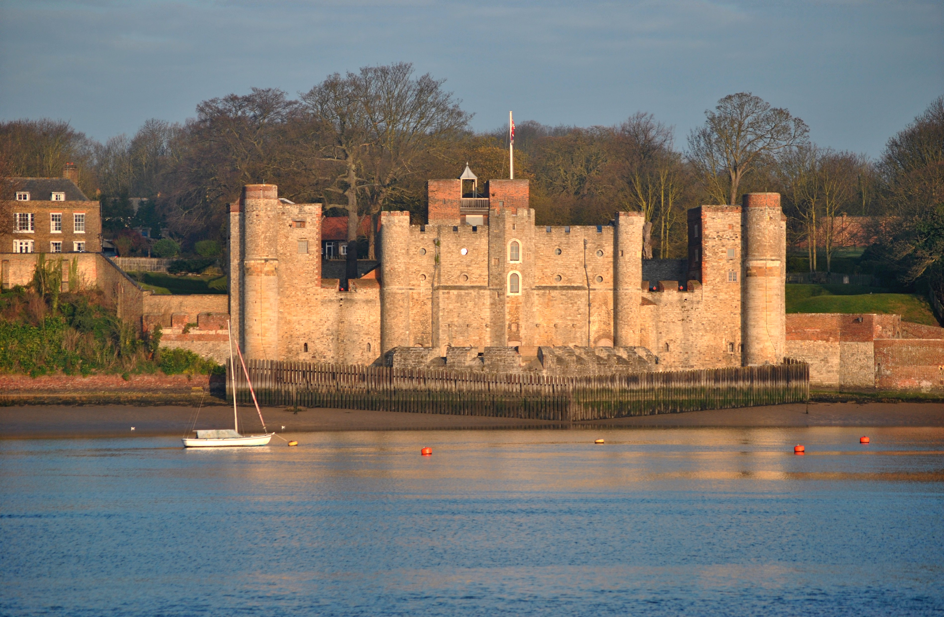 Upnor_Castle,_Kent_riverside_view by Loco Steve