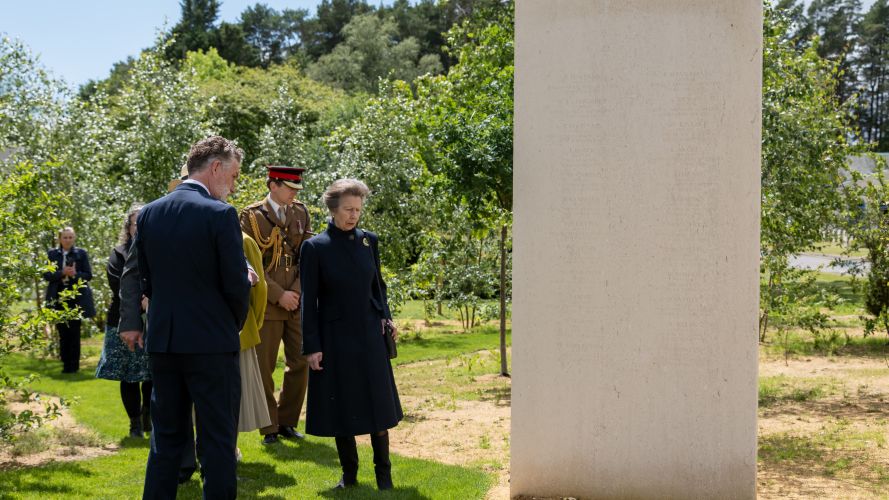 Princess Anne at CWGC unveiling cred CWGC