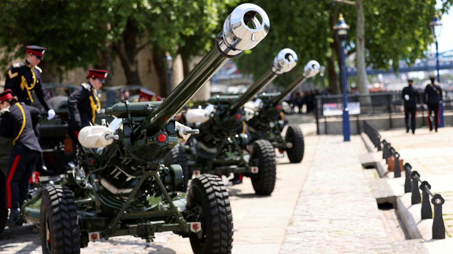 Meanwhile at the Tower of London, reservists from the Honourable Artillery Company assembled at the Gun Park on Tower Wharf to fire a 62-gun salute with their L118 Light Guns Meanwhile at the Tower of London, reservists from the Honourable Artillery Company assembled at the Gun Park on Tower Wharf to fire a 62-gun salute with their L118 Light Guns