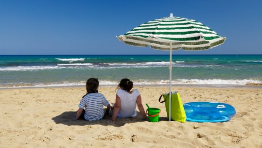 Anon children beach 090626 Image ID B1GAJ3 CREDIT ALAMY