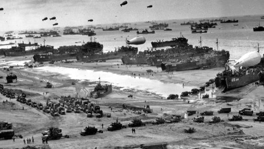 Image ID EJW5G0 a wide shot showing the D-Day Landings of Normandy on 6 June 1924 CREDIT World History / Archive Alamy Stock Photo EXP 231124