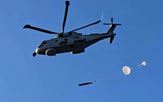 140526 Merlin helicopter of Mencance Flight 814 NAS releases a training torpedo CREDIT Royal Navy